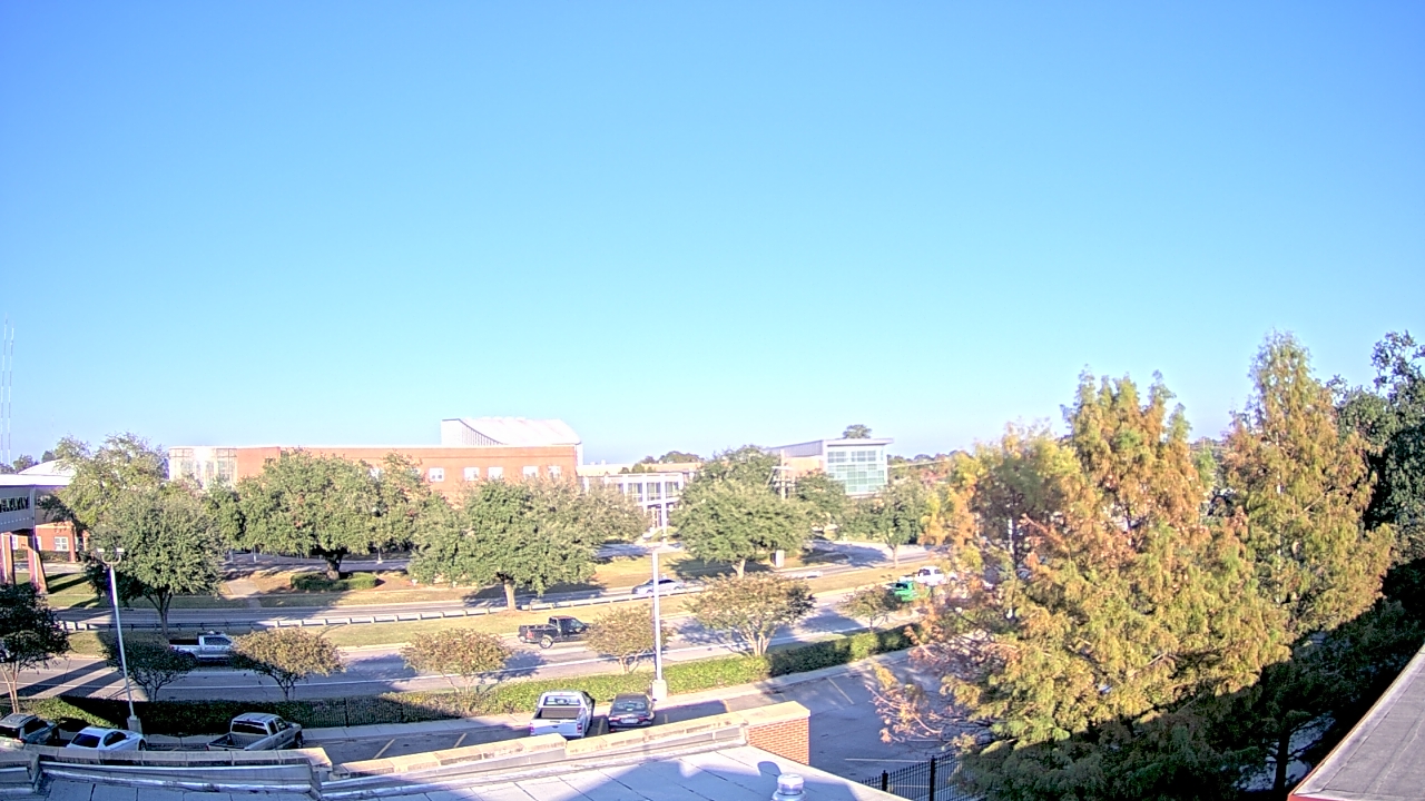 Thumbnail for current weather camera view from Chalmette HS in Chalmette, Louisiana