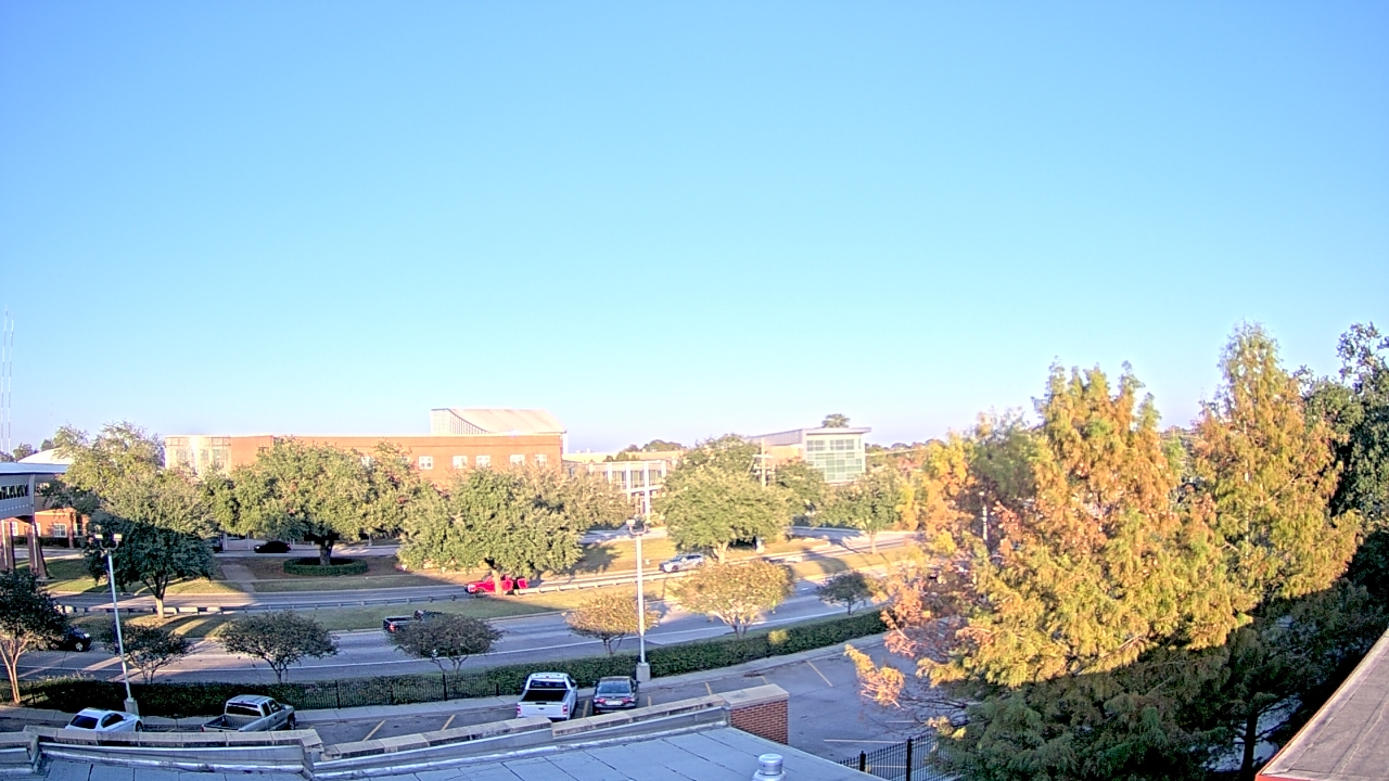 Thumbnail for current weather camera view from Chalmette HS in Chalmette, Louisiana