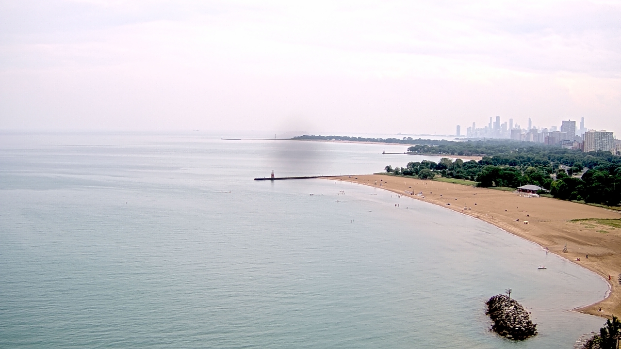 Thumbnail for current weather camera view from Edgewater Beach in Chicago, Illinois