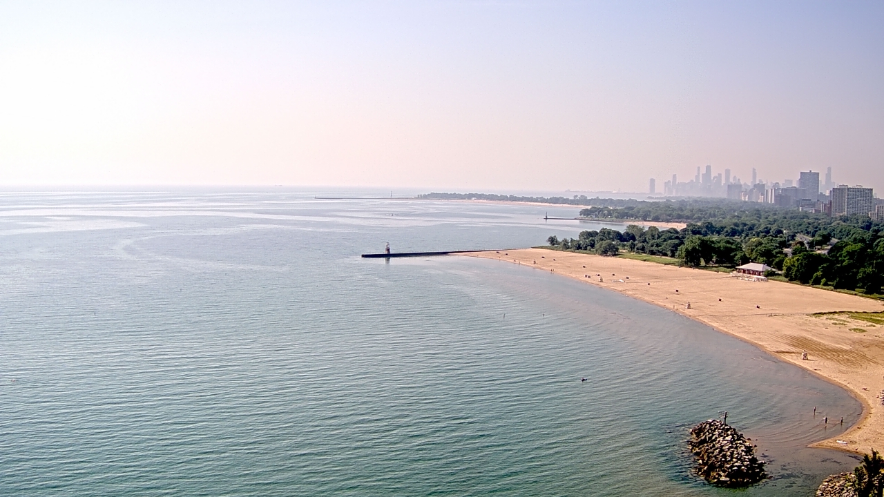 Thumbnail for current weather camera view from Edgewater Beach in Chicago, Illinois