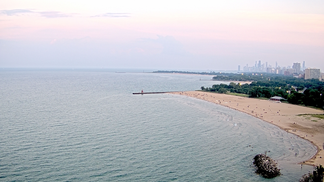 Thumbnail for current weather camera view from Edgewater Beach in Chicago, Illinois