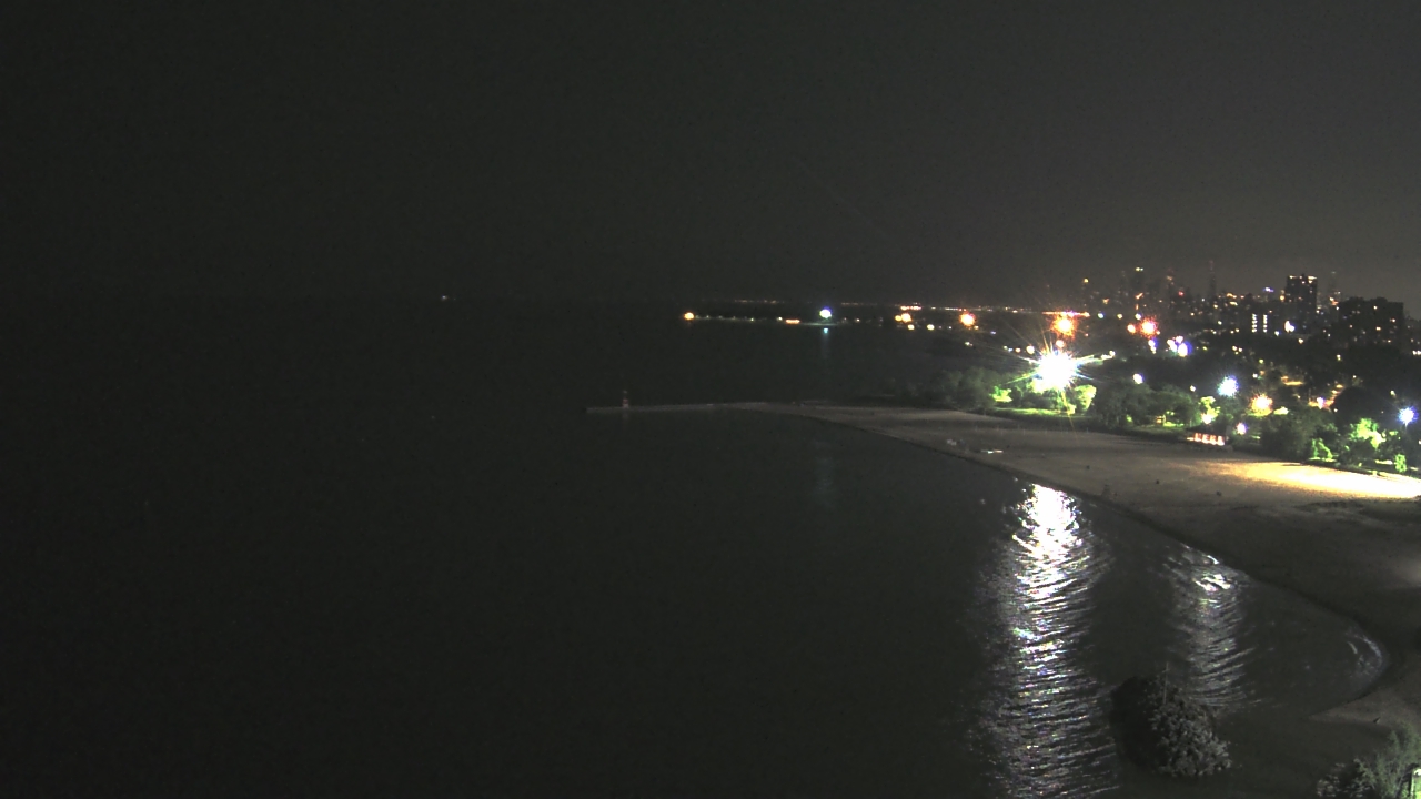 Thumbnail for current weather camera view from Edgewater Beach in Chicago, Illinois