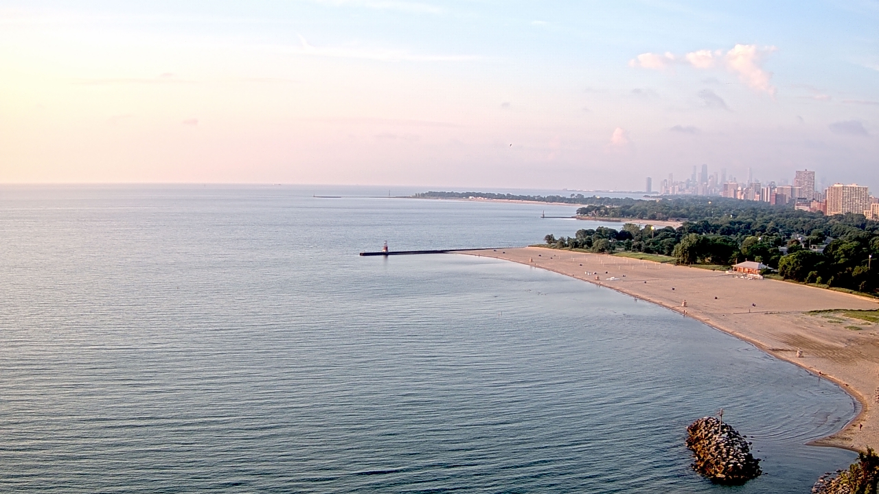 Thumbnail for current weather camera view from Edgewater Beach in Chicago, Illinois