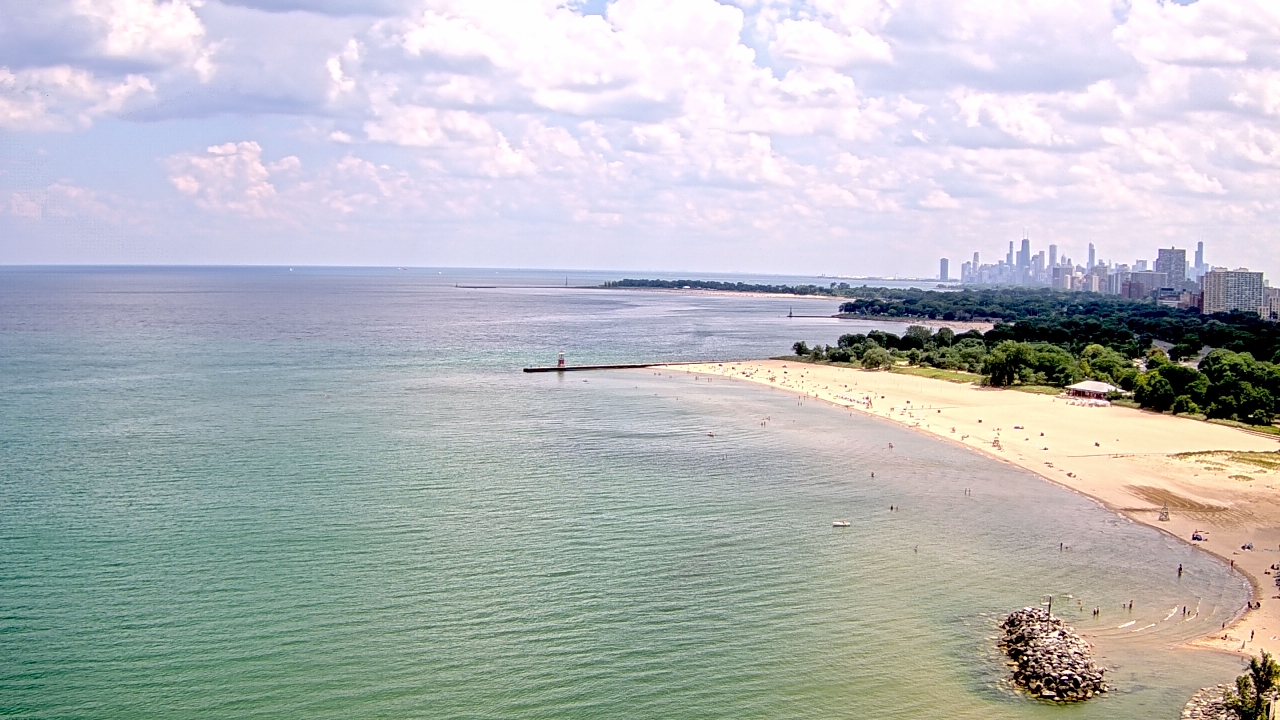 Thumbnail for current weather camera view from Edgewater Beach in Chicago, Illinois
