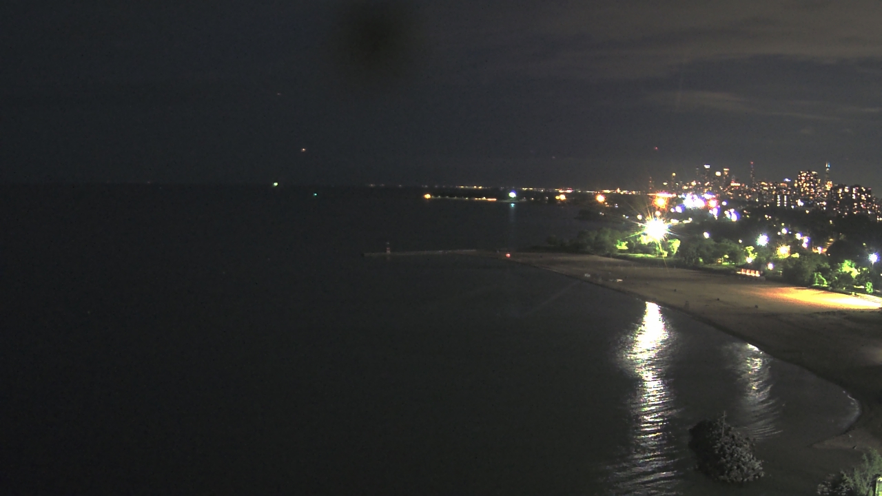 Thumbnail for current weather camera view from Edgewater Beach in Chicago, Illinois