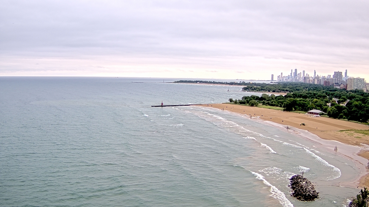 Thumbnail for current weather camera view from Edgewater Beach in Chicago, Illinois