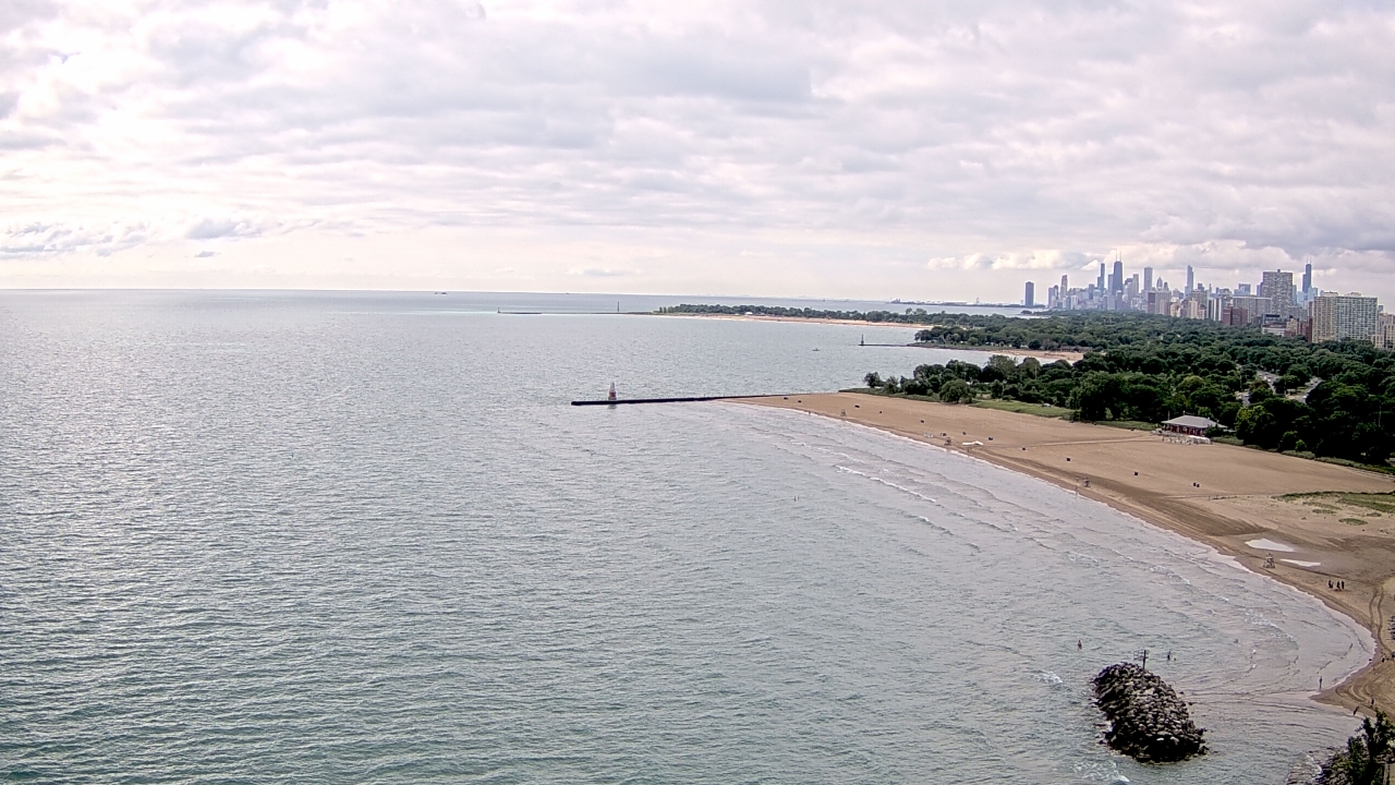 Thumbnail for current weather camera view from Edgewater Beach in Chicago, Illinois