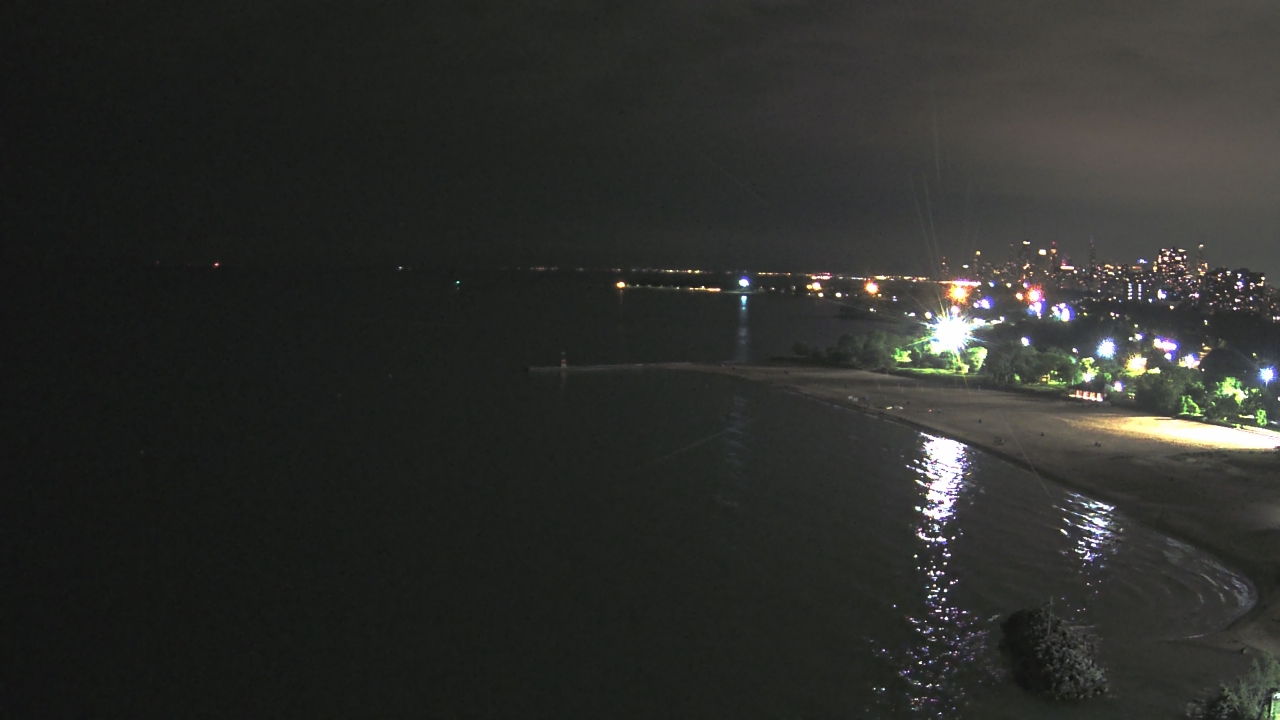 Thumbnail for current weather camera view from Edgewater Beach in Chicago, Illinois