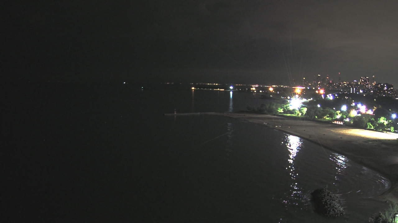 Thumbnail for current weather camera view from Edgewater Beach in Chicago, Illinois