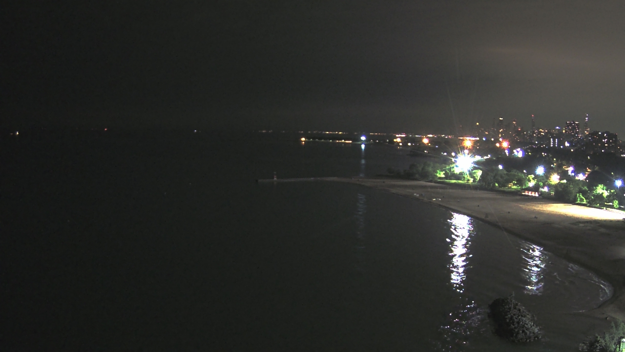 Thumbnail for current weather camera view from Edgewater Beach in Chicago, Illinois