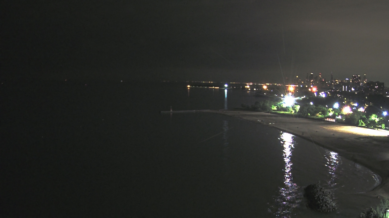 Thumbnail for current weather camera view from Edgewater Beach in Chicago, Illinois