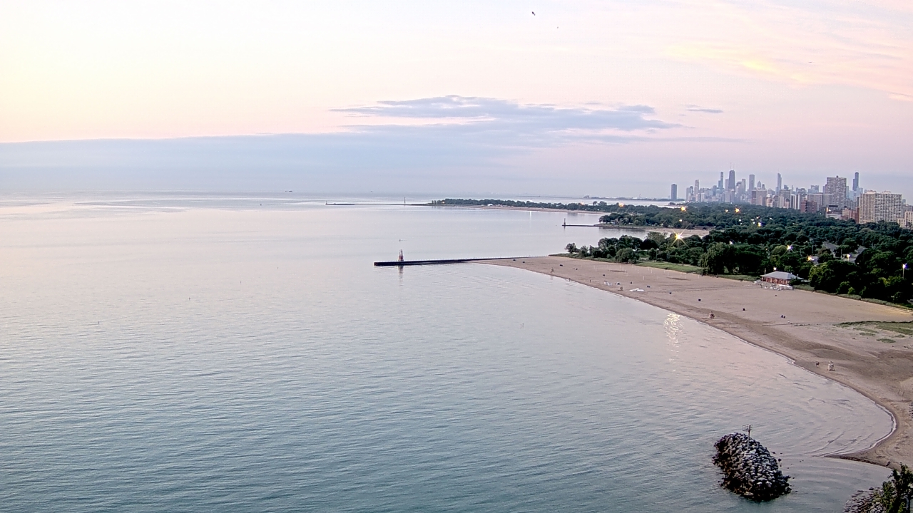 Thumbnail for current weather camera view from Edgewater Beach in Chicago, Illinois