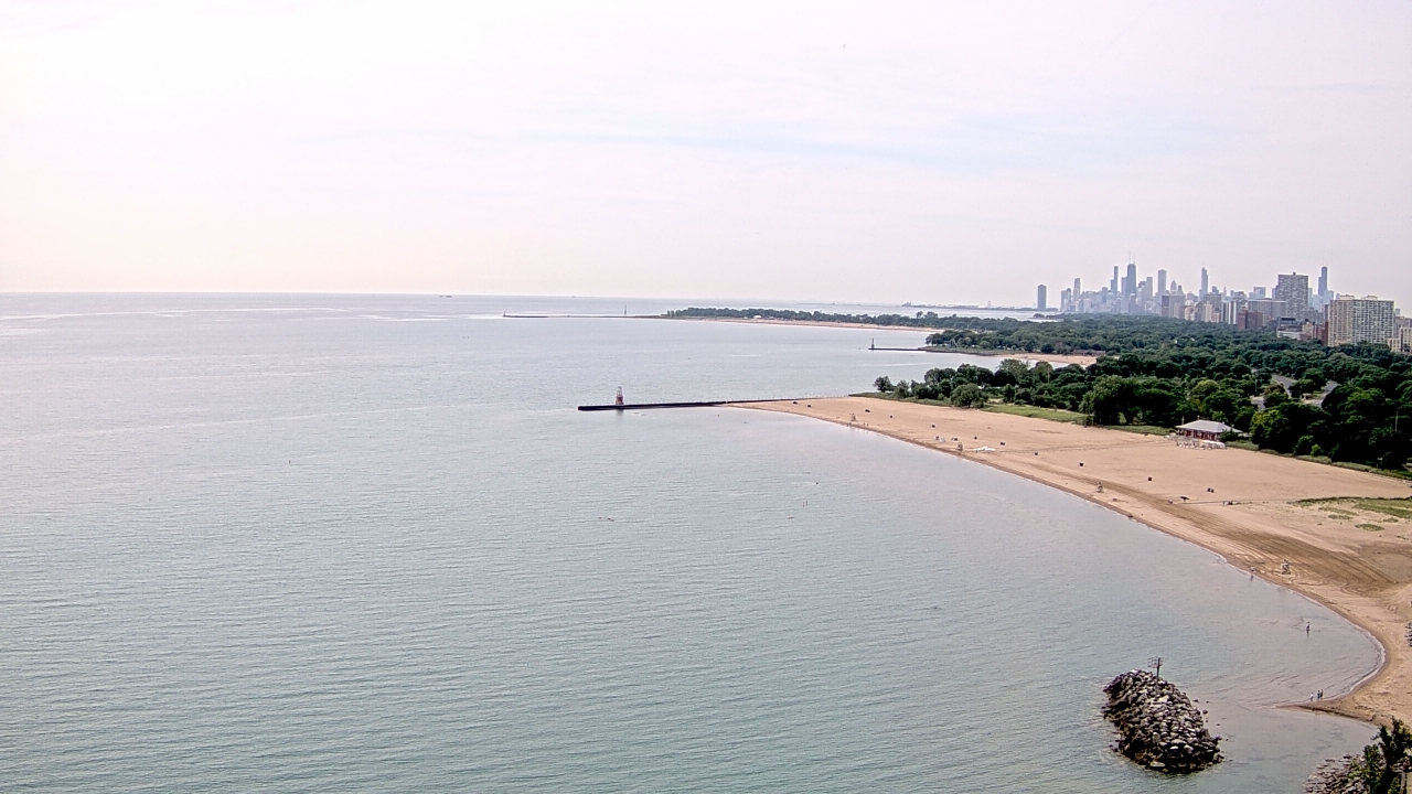 Thumbnail for current weather camera view from Edgewater Beach in Chicago, Illinois