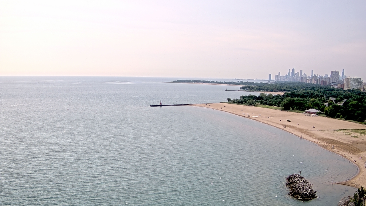 Thumbnail for current weather camera view from Edgewater Beach in Chicago, Illinois