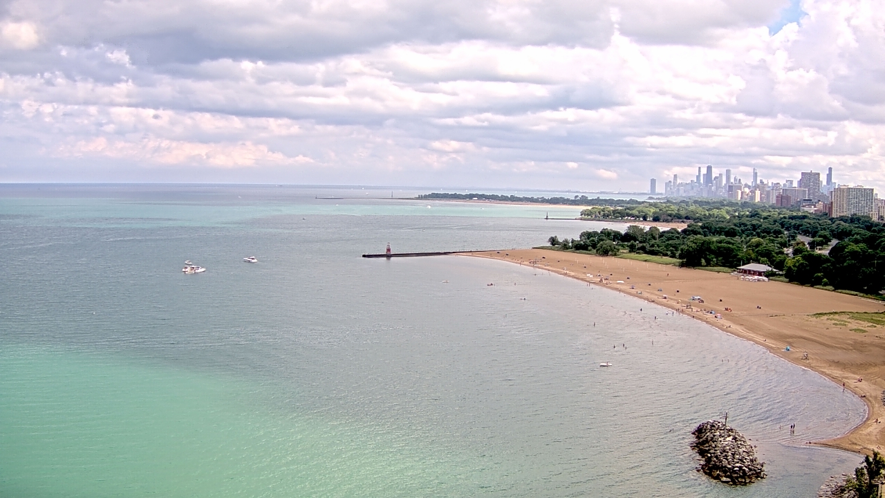 Thumbnail for current weather camera view from Edgewater Beach in Chicago, Illinois