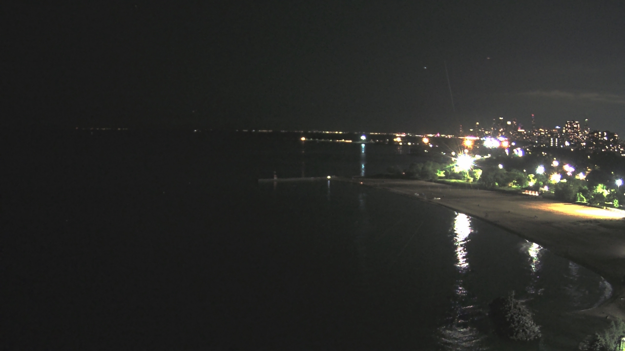 Thumbnail for current weather camera view from Edgewater Beach in Chicago, Illinois