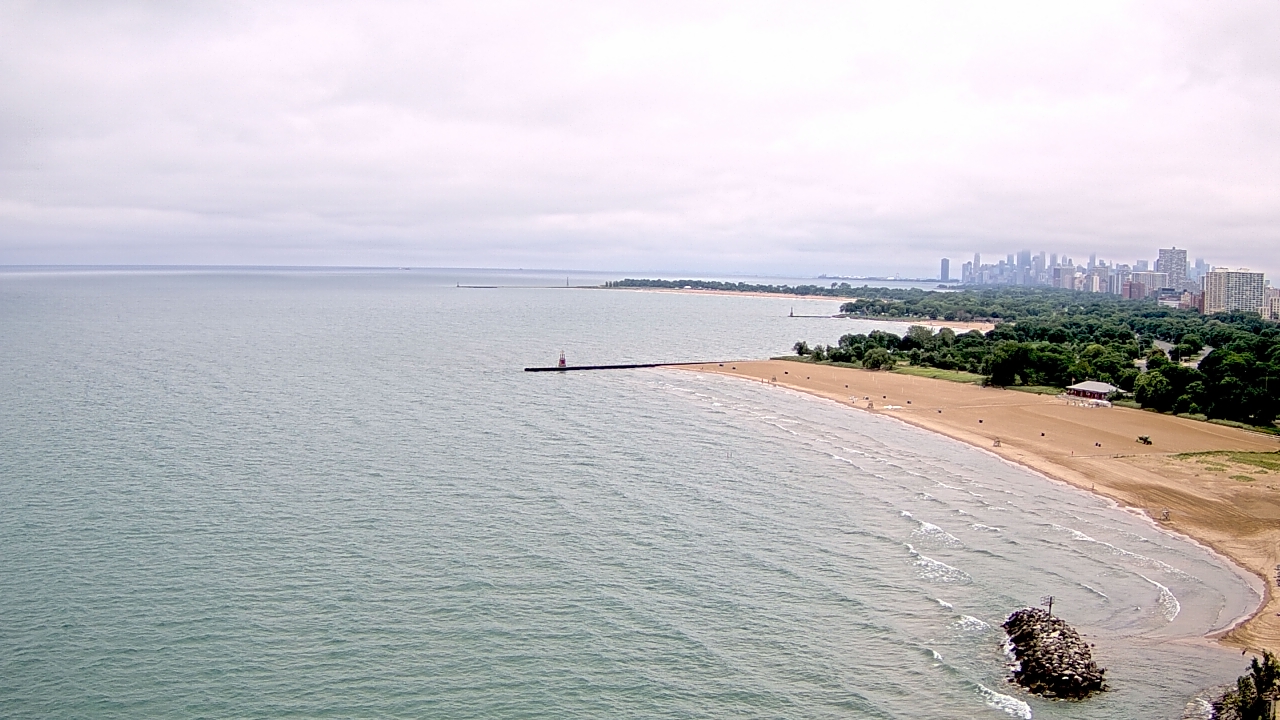 Thumbnail for current weather camera view from Edgewater Beach in Chicago, Illinois