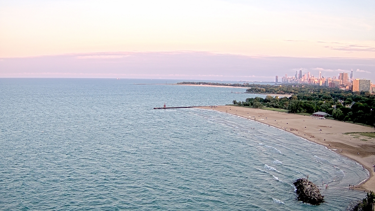 Thumbnail for current weather camera view from Edgewater Beach in Chicago, Illinois
