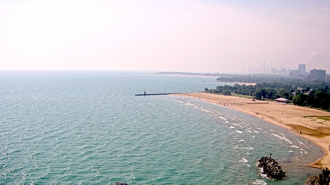 Thumbnail for current weather camera view from Edgewater Beach in Chicago, Illinois