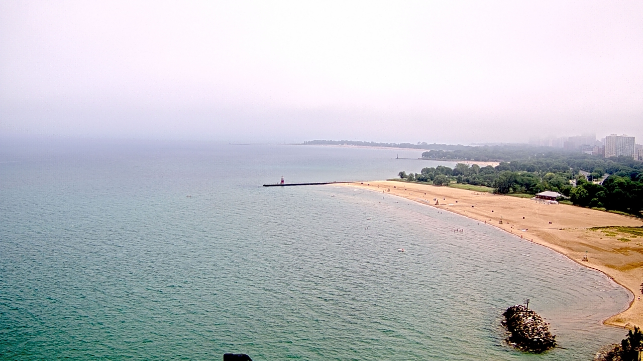 Thumbnail for current weather camera view from Edgewater Beach in Chicago, Illinois