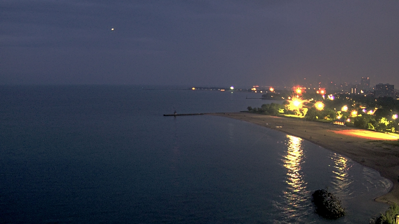 Thumbnail for current weather camera view from Edgewater Beach in Chicago, Illinois