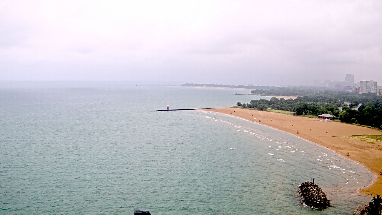 Thumbnail for current weather camera view from Edgewater Beach in Chicago, Illinois