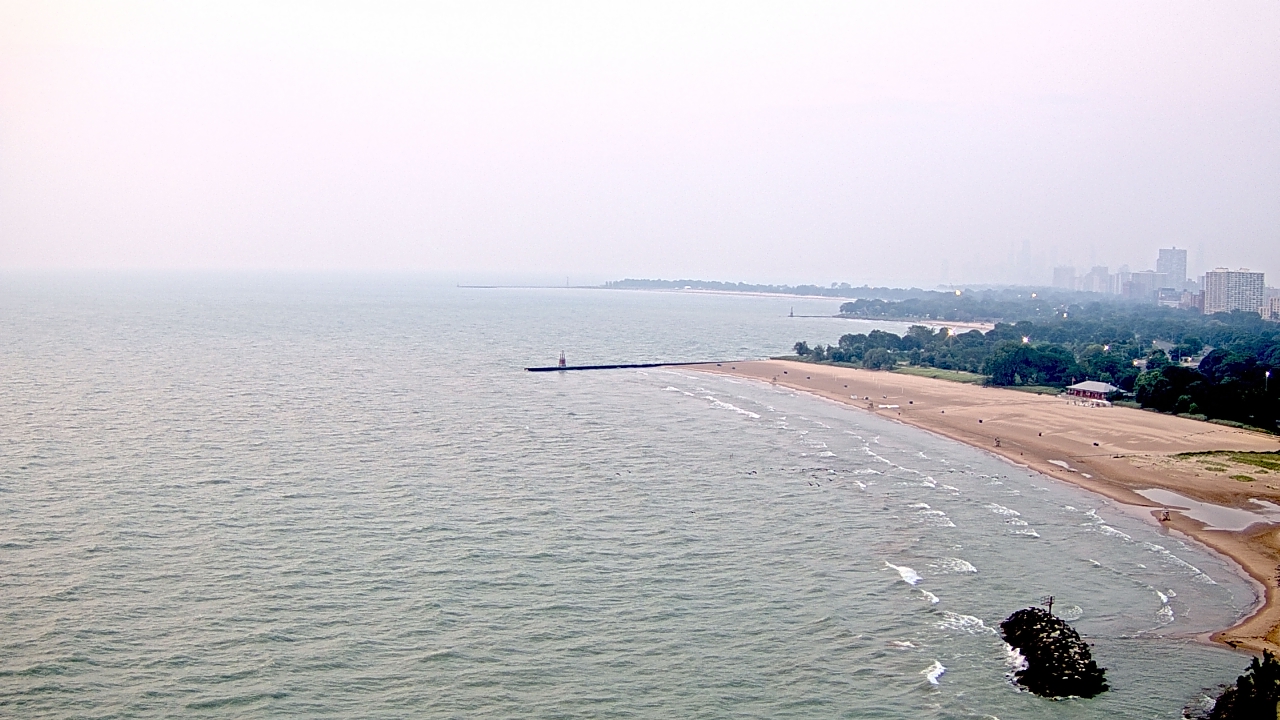 Thumbnail for current weather camera view from Edgewater Beach in Chicago, Illinois