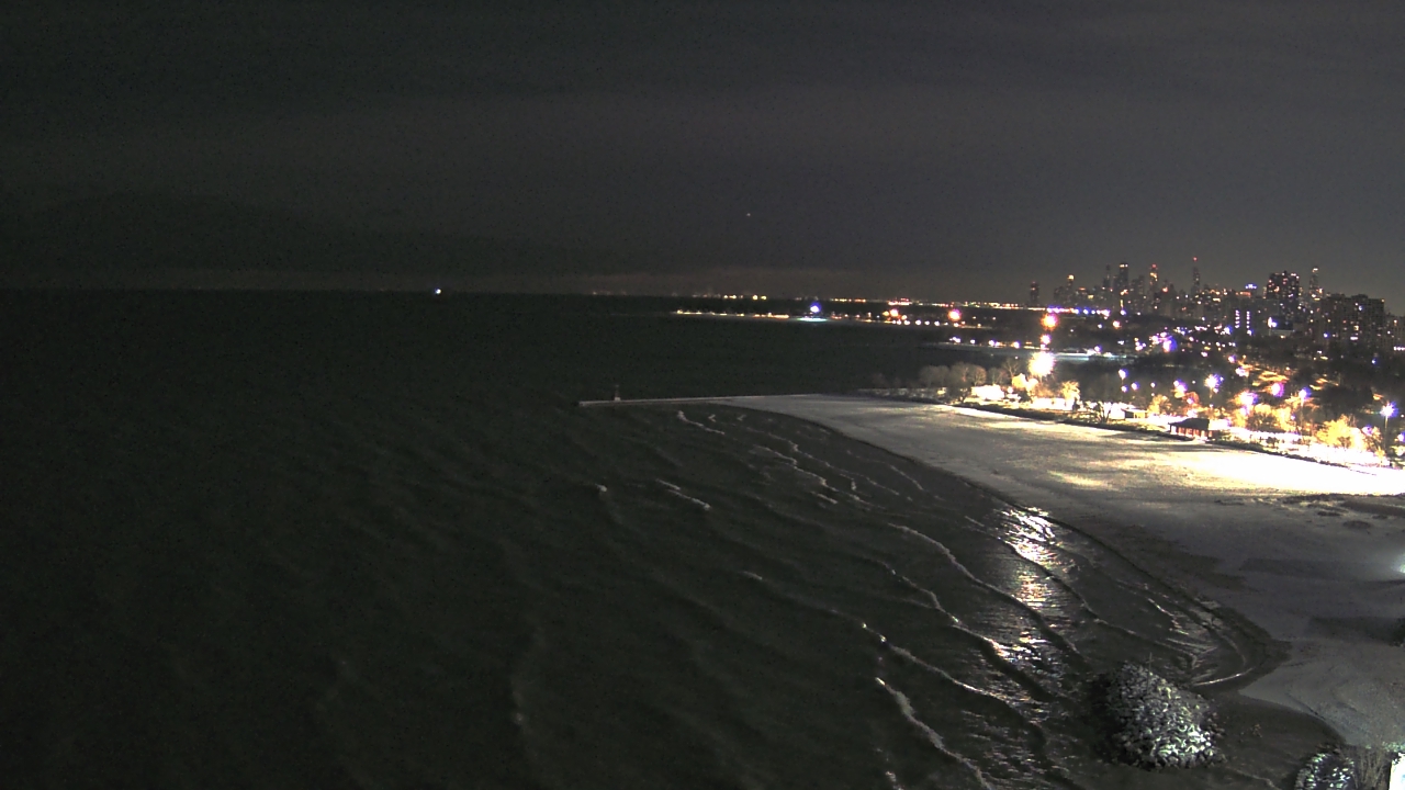 Thumbnail for current weather camera view from Edgewater Beach in Chicago, Illinois