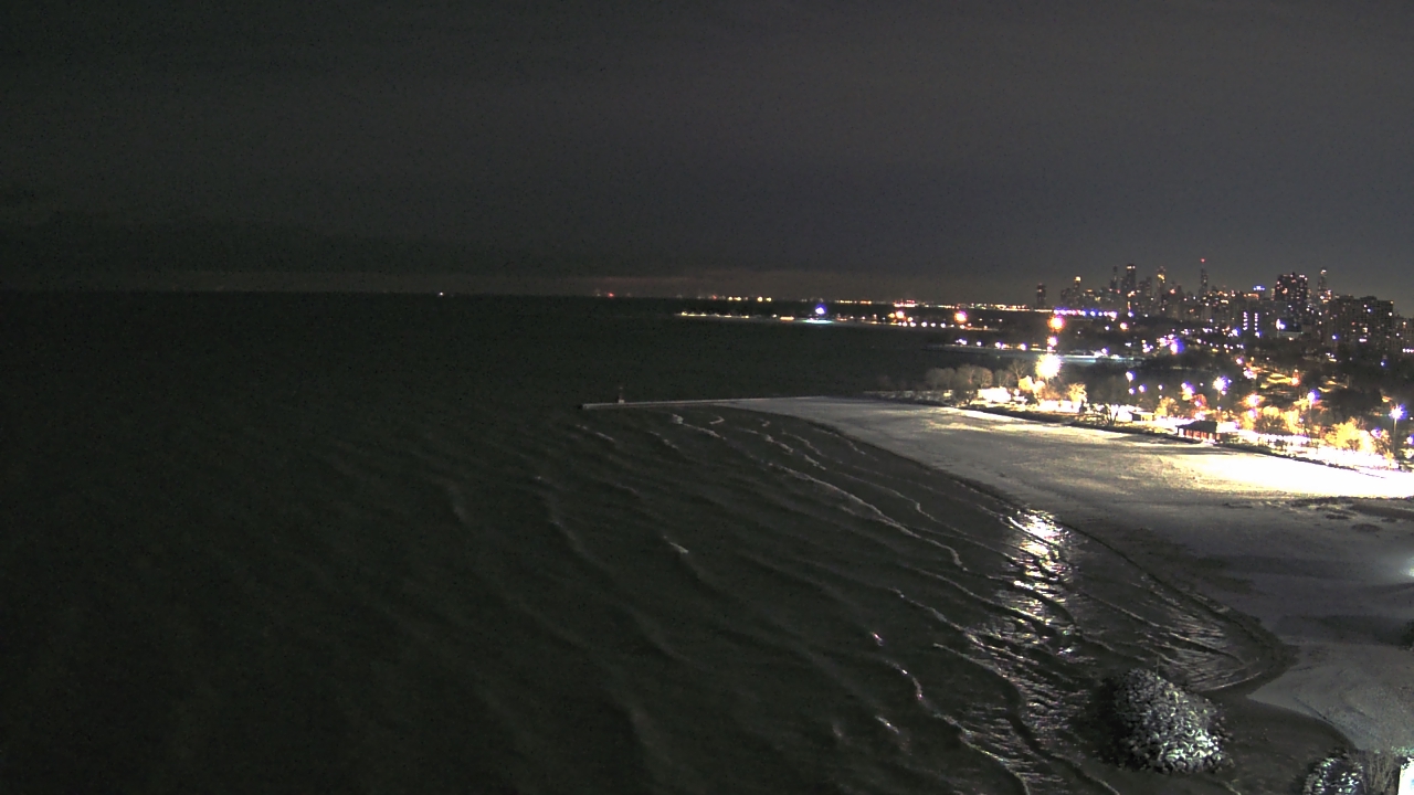 Thumbnail for current weather camera view from Edgewater Beach in Chicago, Illinois