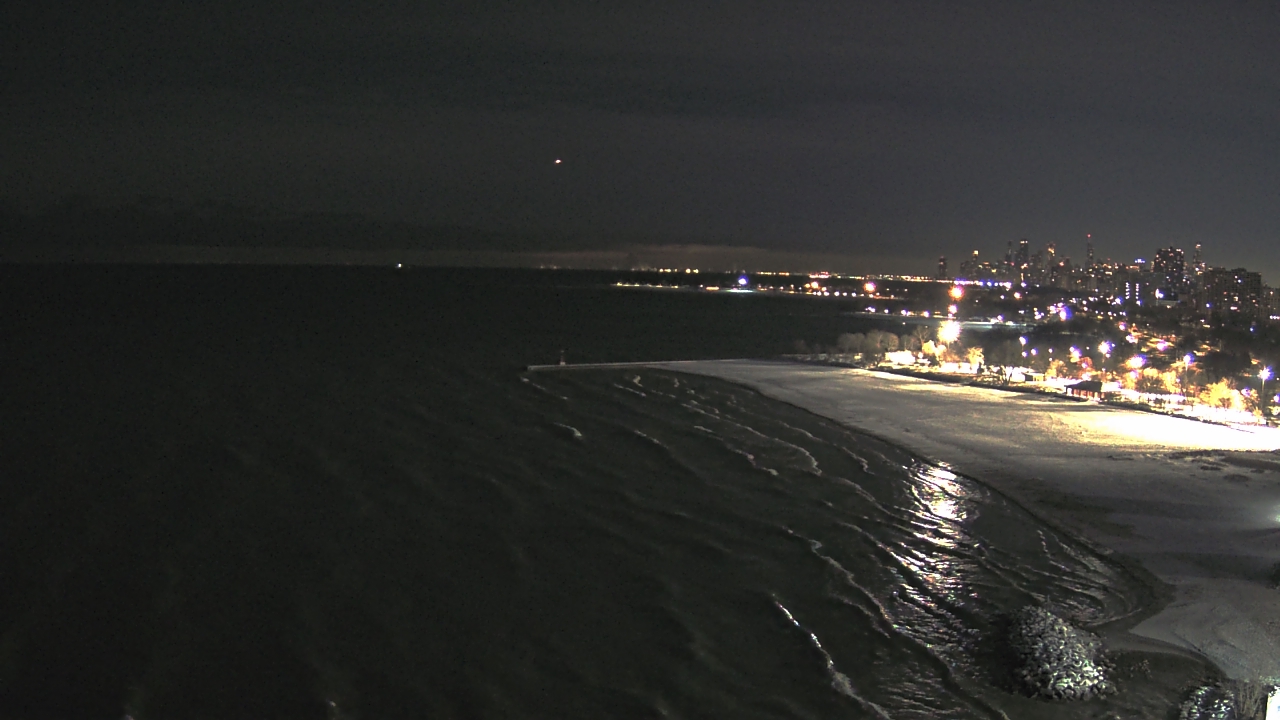 Thumbnail for current weather camera view from Edgewater Beach in Chicago, Illinois