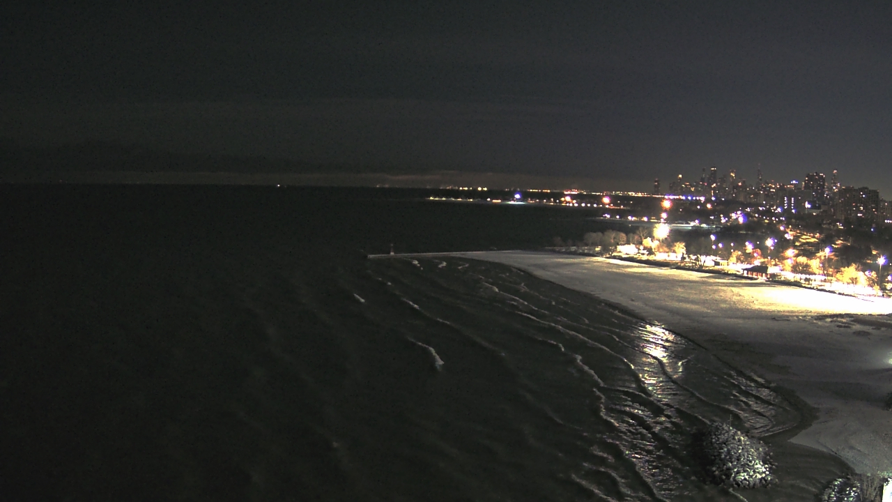 Thumbnail for current weather camera view from Edgewater Beach in Chicago, Illinois
