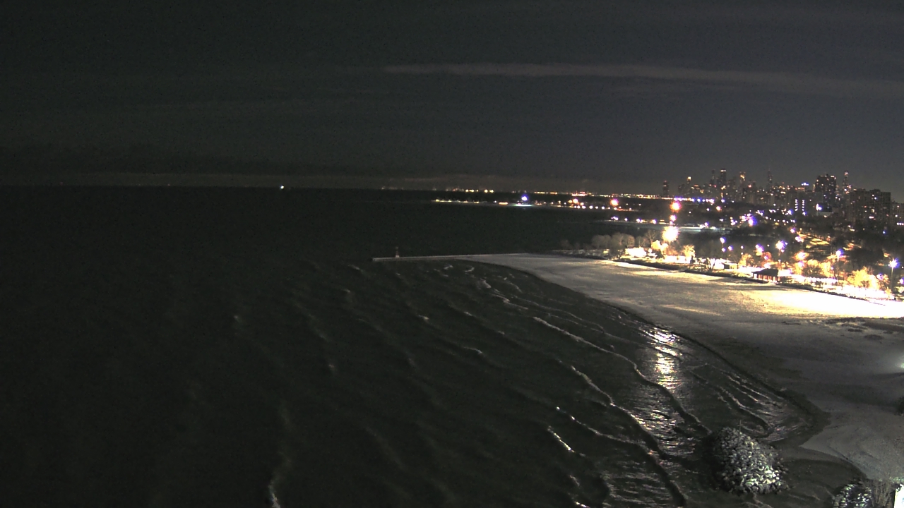 Thumbnail for current weather camera view from Edgewater Beach in Chicago, Illinois