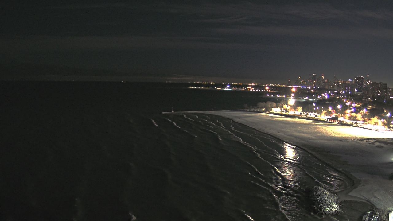 Thumbnail for current weather camera view from Edgewater Beach in Chicago, Illinois