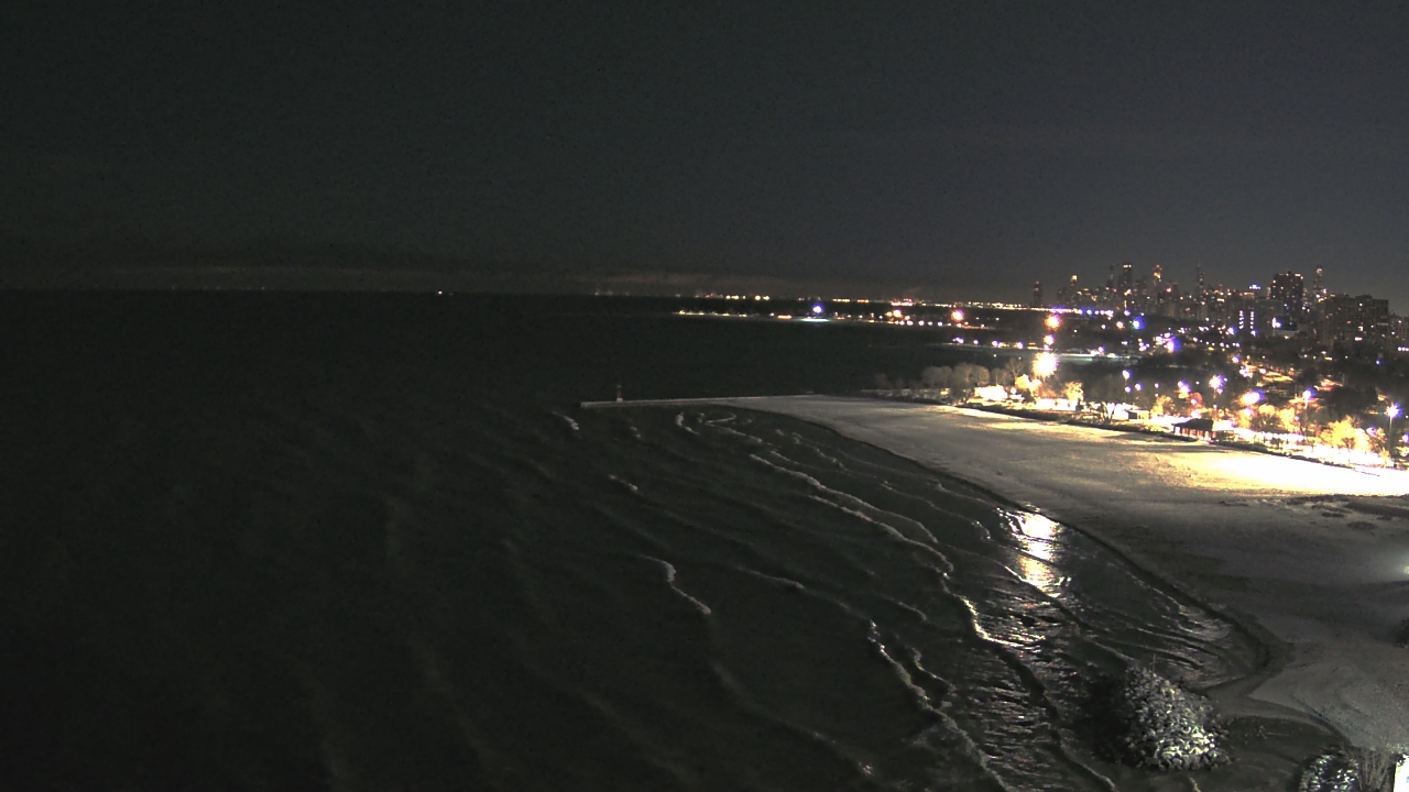 Thumbnail for current weather camera view from Edgewater Beach in Chicago, Illinois