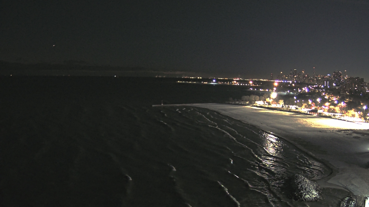 Thumbnail for current weather camera view from Edgewater Beach in Chicago, Illinois