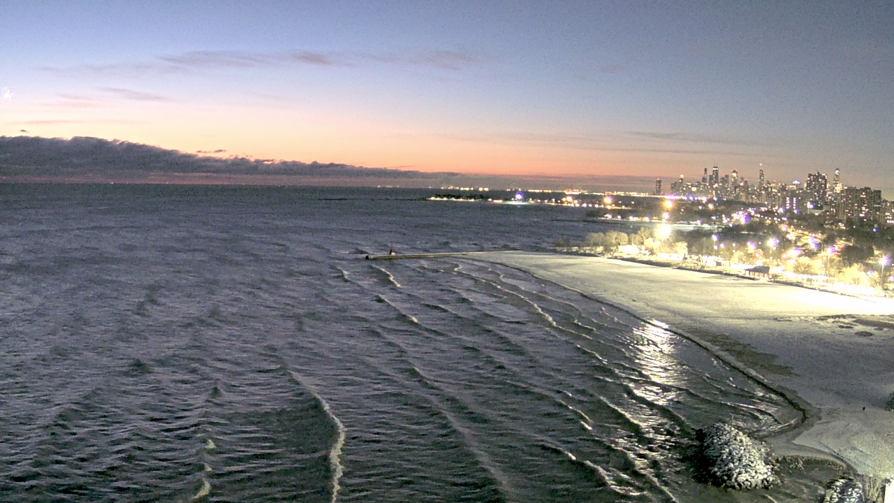 Thumbnail for current weather camera view from Edgewater Beach in Chicago, Illinois