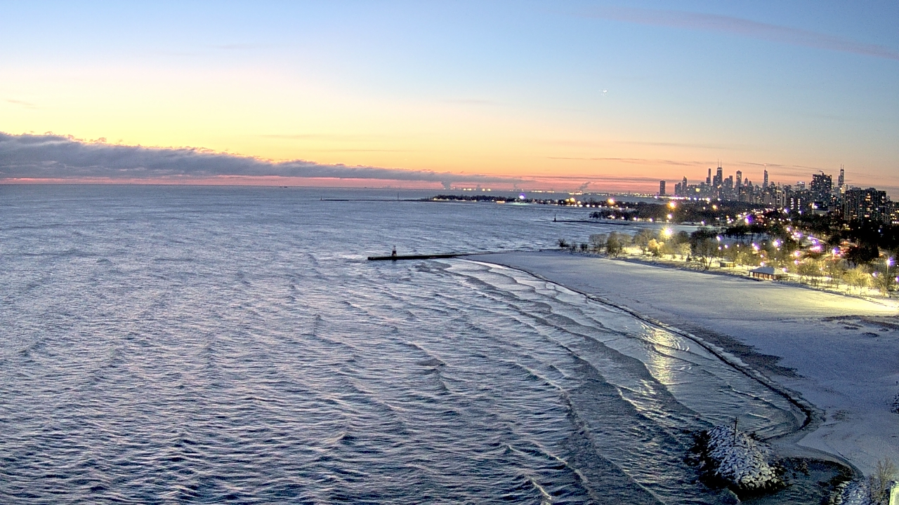 Thumbnail for current weather camera view from Edgewater Beach in Chicago, Illinois