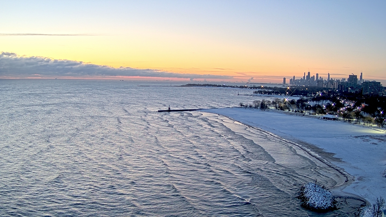 Thumbnail for current weather camera view from Edgewater Beach in Chicago, Illinois