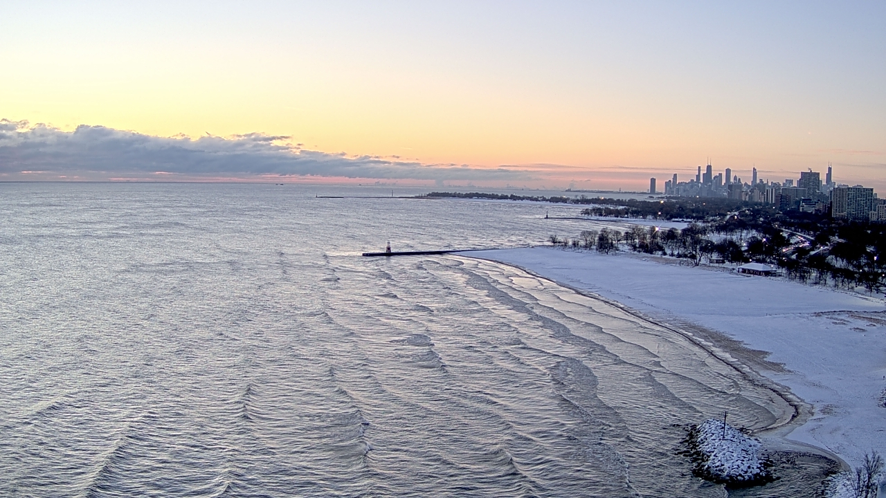 Thumbnail for current weather camera view from Edgewater Beach in Chicago, Illinois