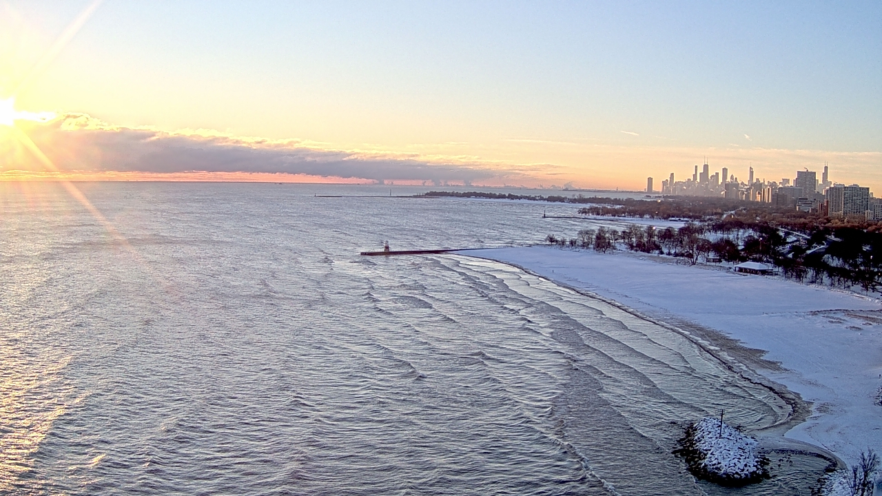 Thumbnail for current weather camera view from Edgewater Beach in Chicago, Illinois