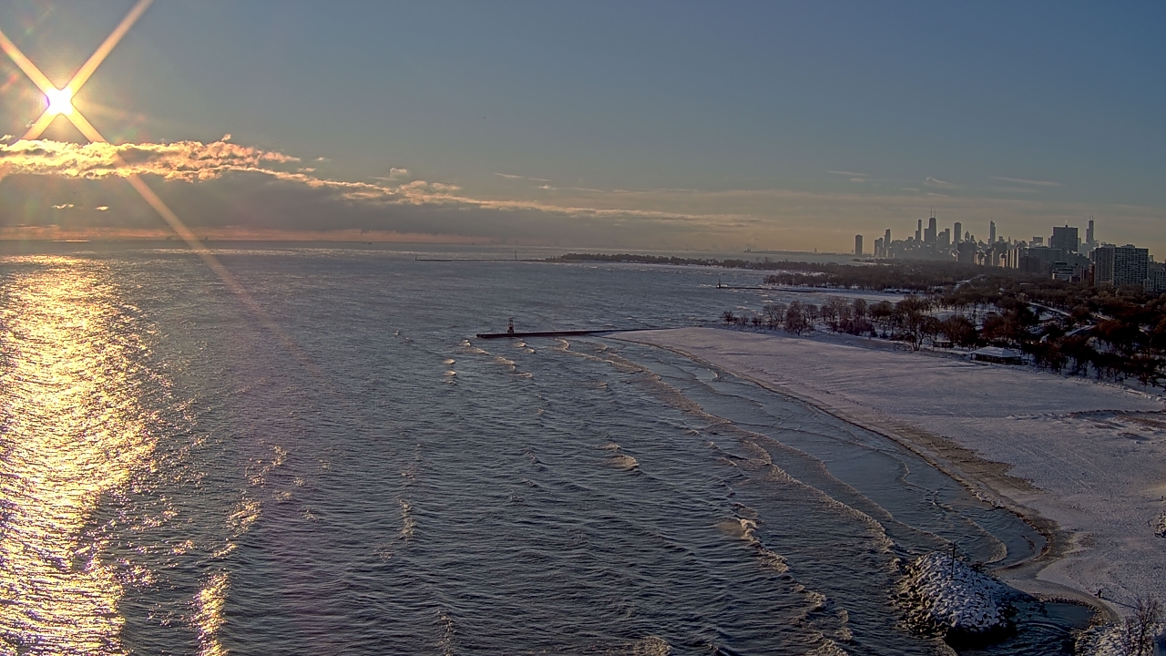 Thumbnail for current weather camera view from Edgewater Beach in Chicago, Illinois