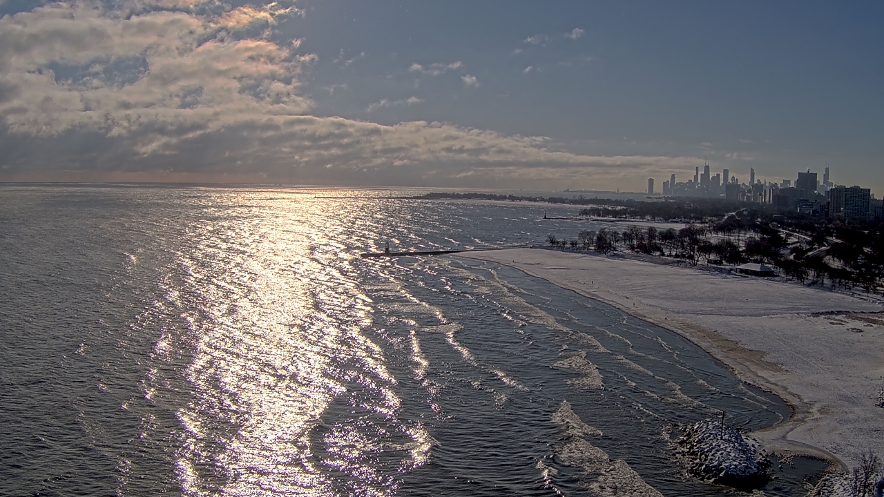 Thumbnail for current weather camera view from Edgewater Beach in Chicago, Illinois