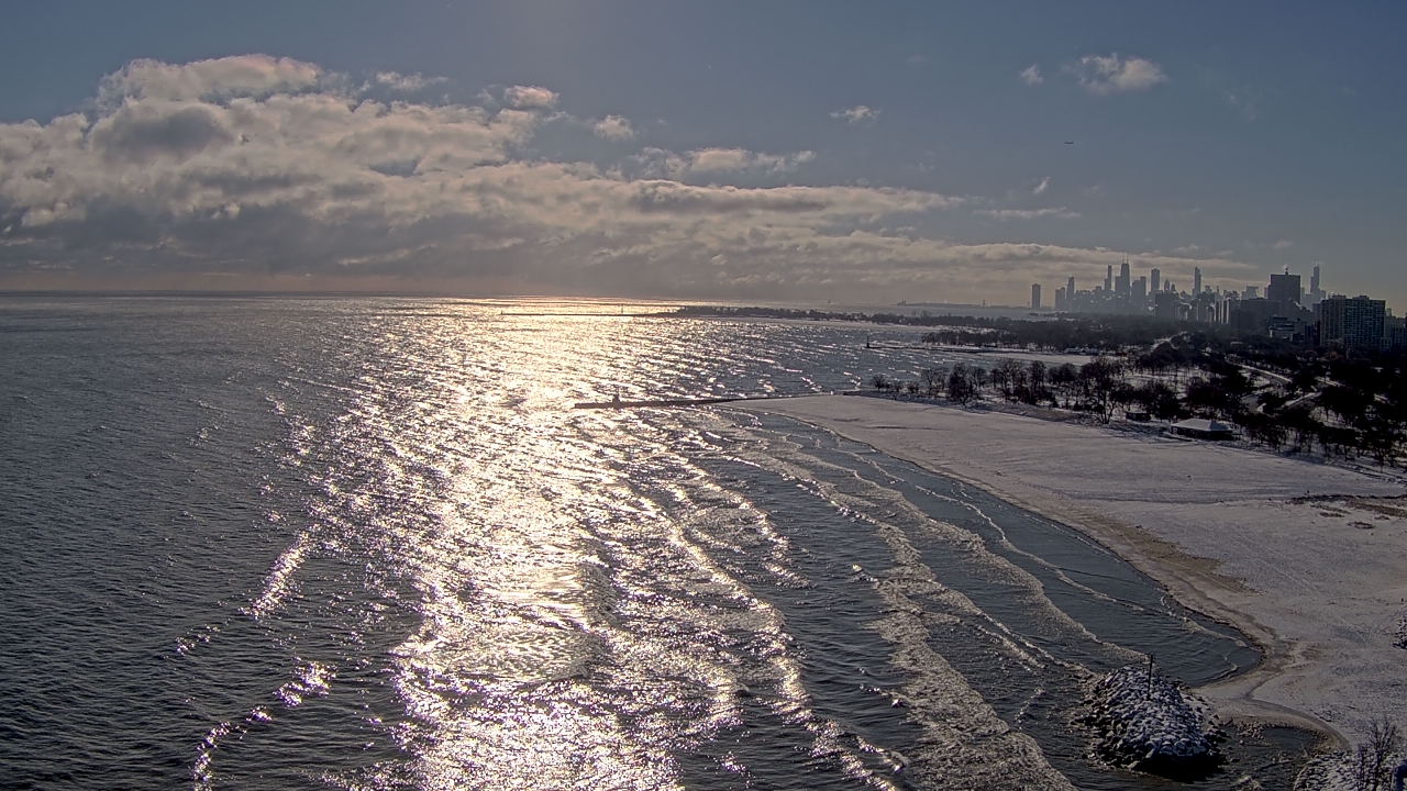 Thumbnail for current weather camera view from Edgewater Beach in Chicago, Illinois
