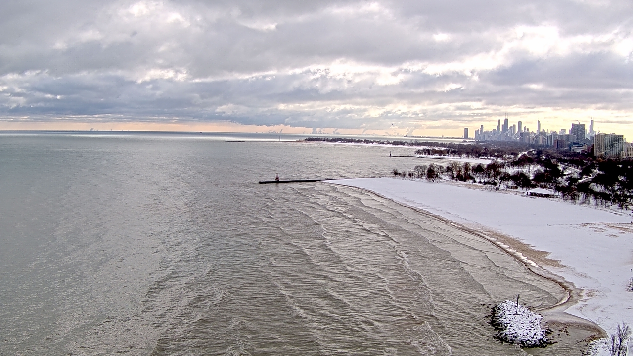Thumbnail for current weather camera view from Edgewater Beach in Chicago, Illinois