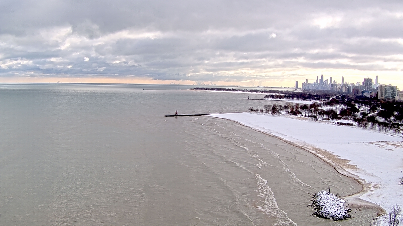 Thumbnail for current weather camera view from Edgewater Beach in Chicago, Illinois