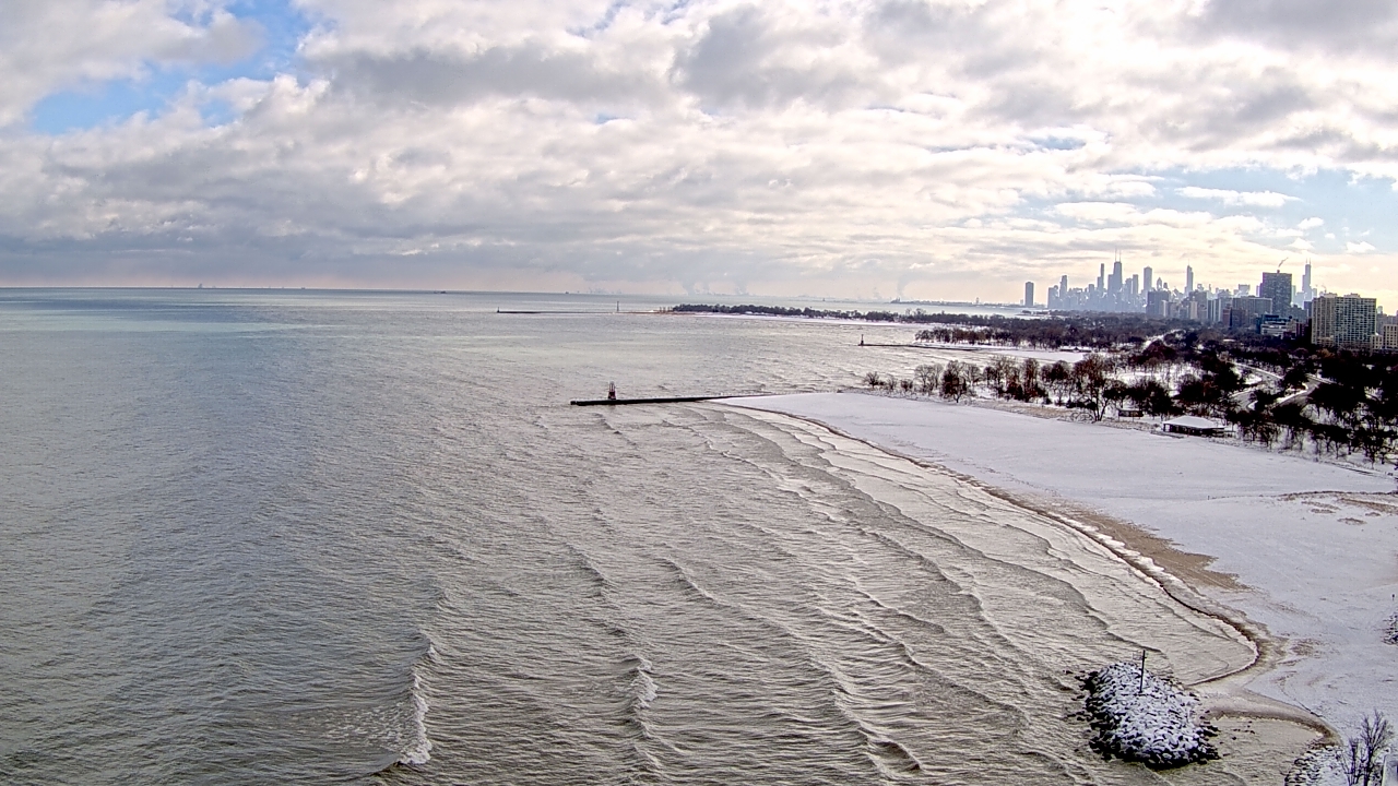 Thumbnail for current weather camera view from Edgewater Beach in Chicago, Illinois