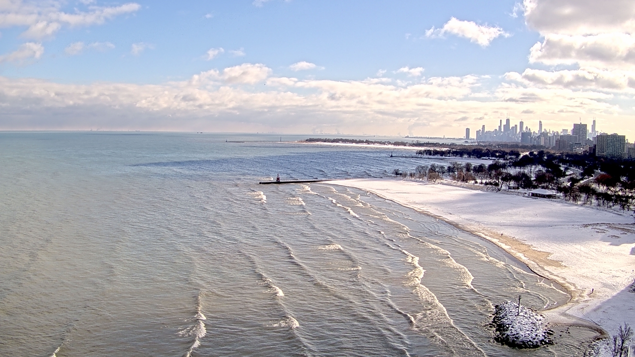 Thumbnail for current weather camera view from Edgewater Beach in Chicago, Illinois