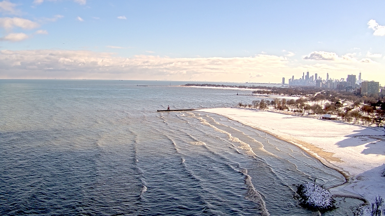 Thumbnail for current weather camera view from Edgewater Beach in Chicago, Illinois