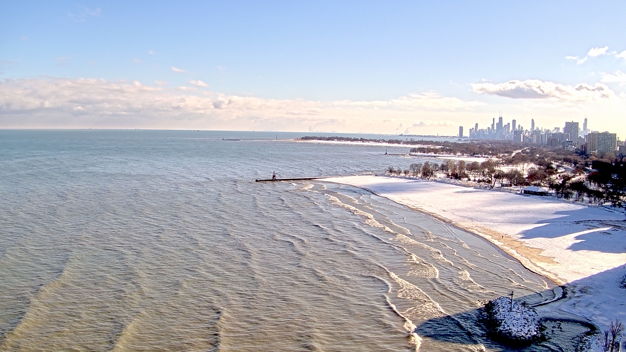 Thumbnail for current weather camera view from Edgewater Beach in Chicago, Illinois