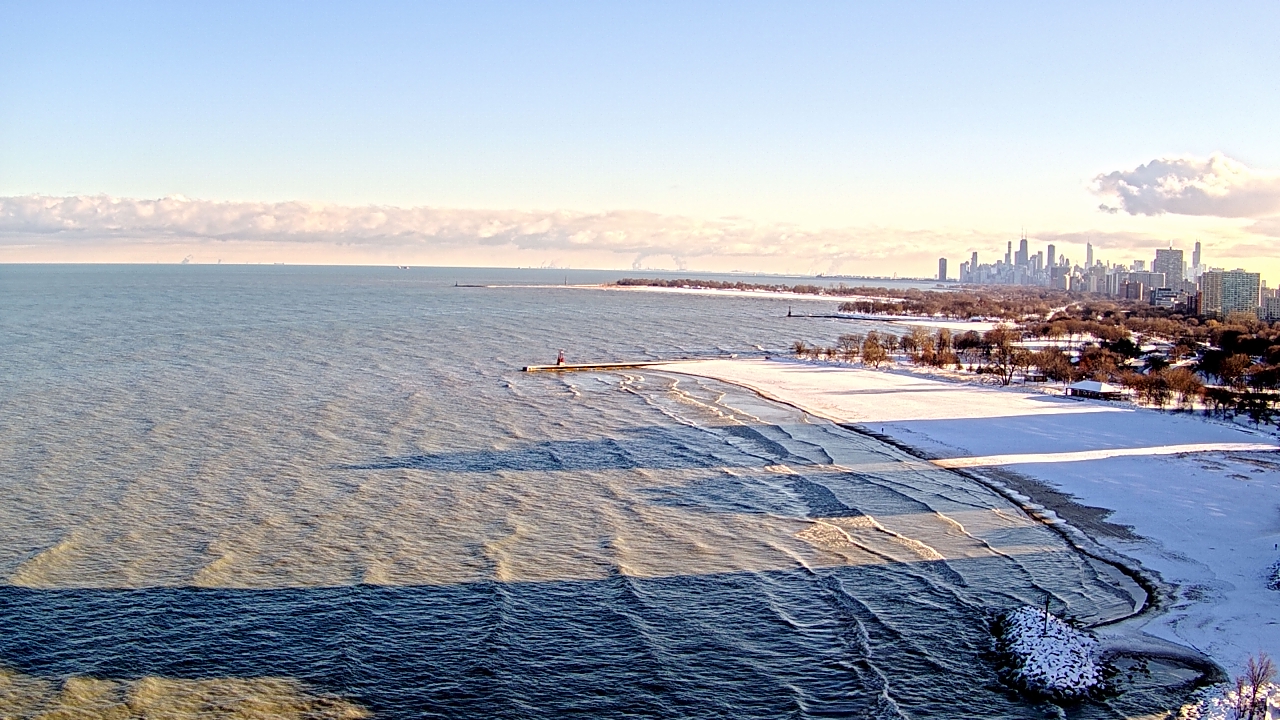 Thumbnail for current weather camera view from Edgewater Beach in Chicago, Illinois